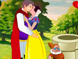 Белоснежка целует принца