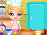 Маленькая Барби готовить пирог